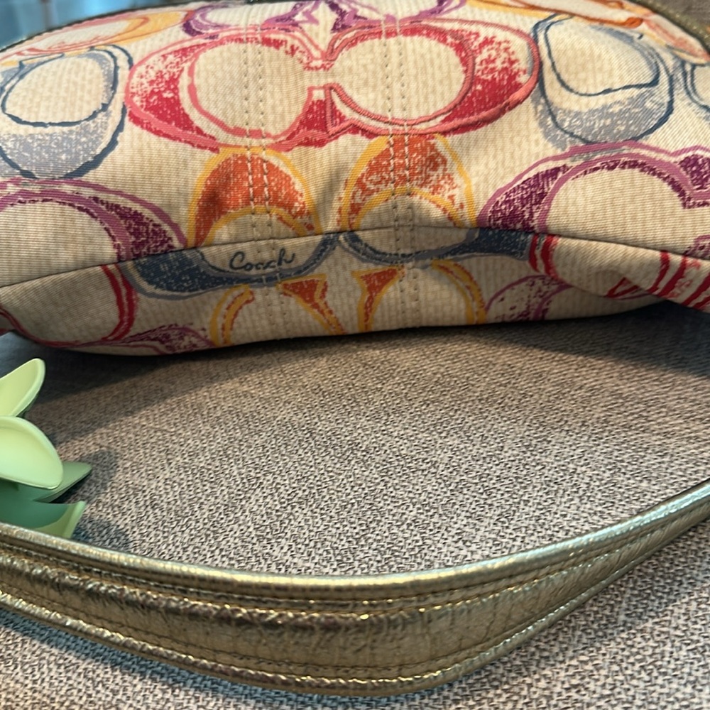 Coach multicolored pastel hobo shoulder bag/ crossbody. Style : 19020 - Picture 14 of 17
